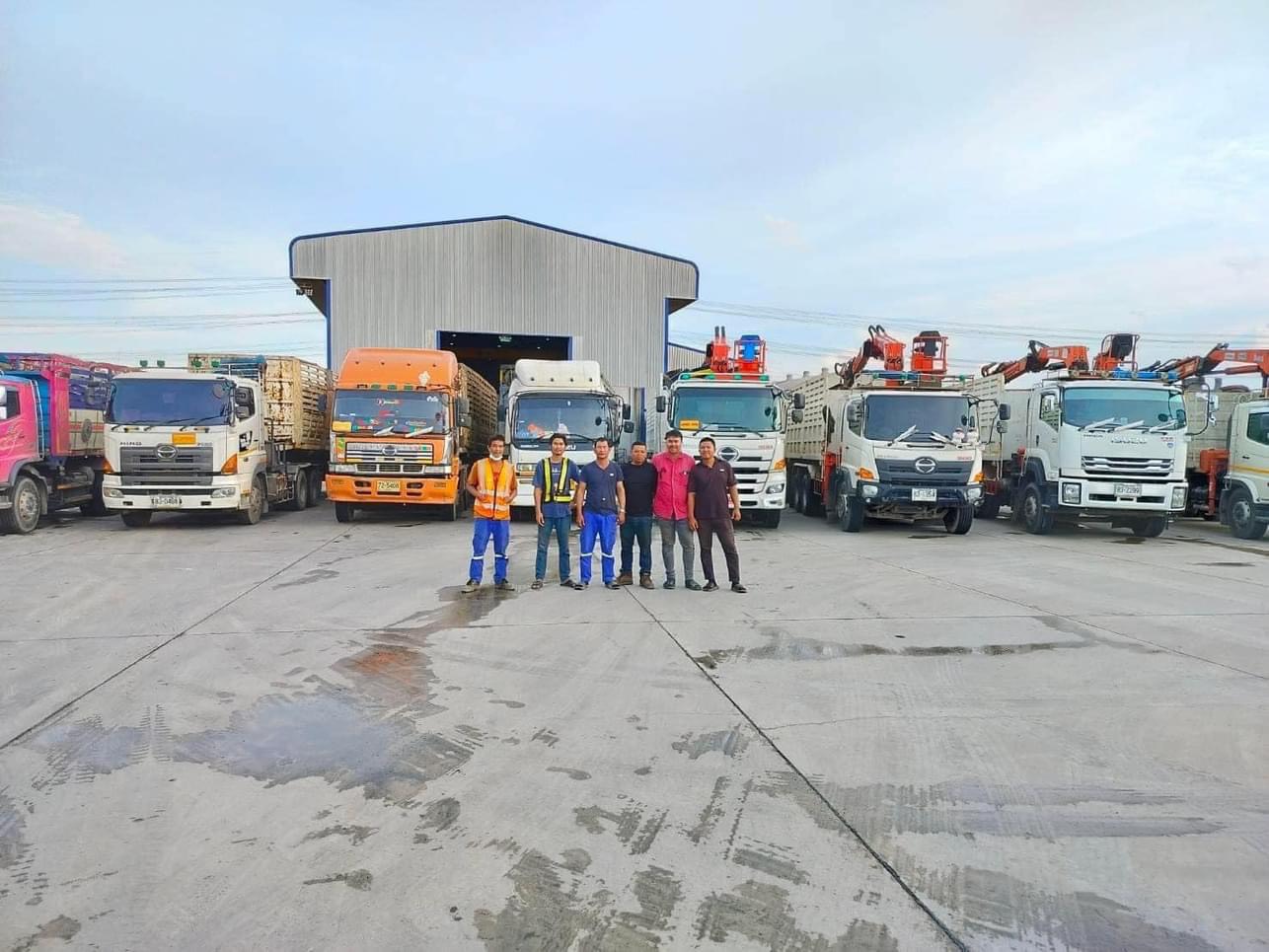 ทีมงานและรถขนส่ง